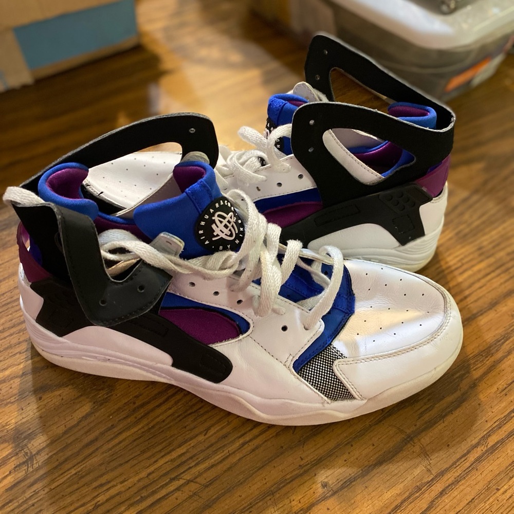 Like New!! Looks like barely have been worn.